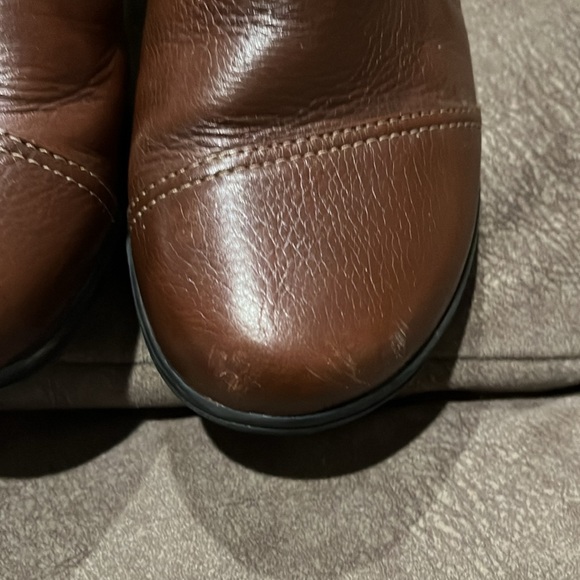 Brown 7.5 wide shoes slip-ons collection by Clark’s. Elastic sides - Picture 4 of 11